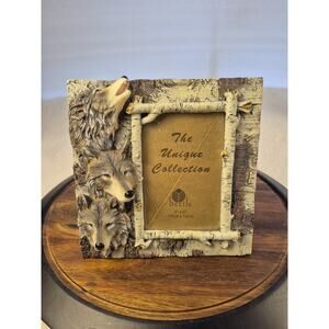 3D Howling Wolves Frame Holds 4 x 6 Photo Birchwood accents 8 x 8 Inches NWOB